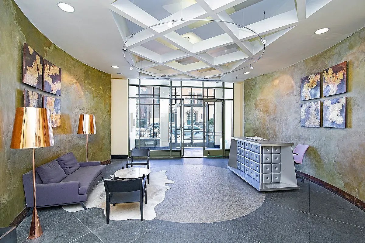 Building Photo - 460 W 20th St