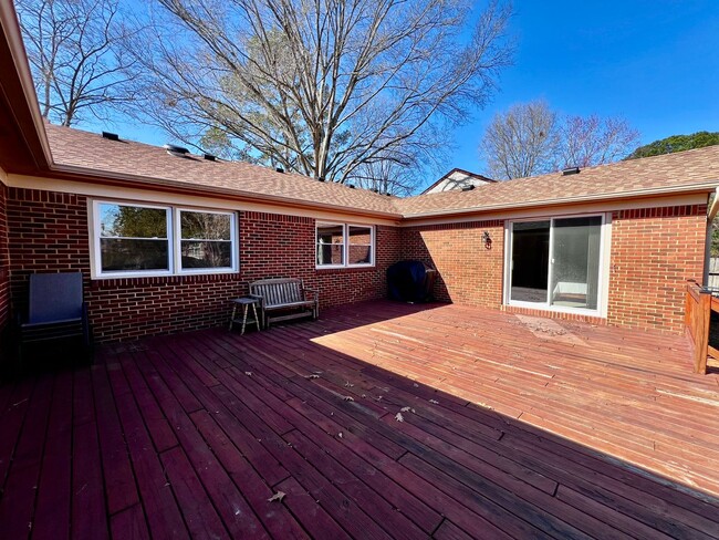 Building Photo - Beautiful Brick Ranch in the Stratford Cha...