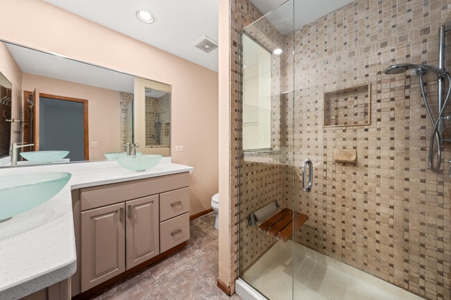Building Photo - 104 S Knollwood Dr