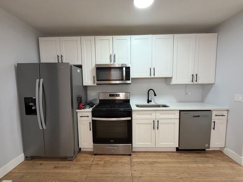 Building Photo - 932 N Richmond St