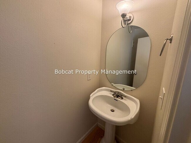 Building Photo - 217 Meadowood Ct