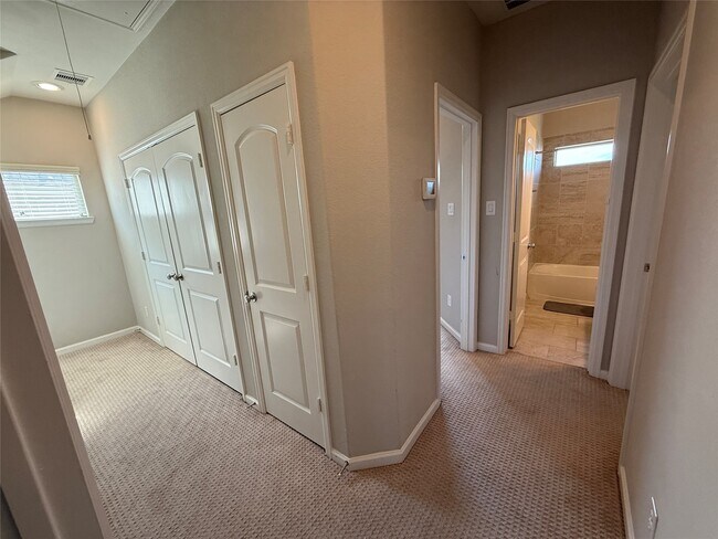 Building Photo - 2018 Royal Landing Dr