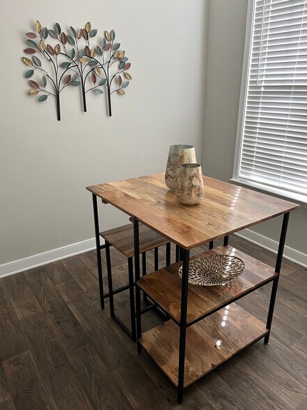 Building Photo - 1024 Cranbrook Dr