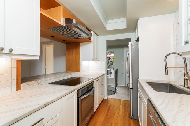 Building Photo - Modern Oasis in Seattle: 2-Bed, 2-Bath with Luxurious Amenities!