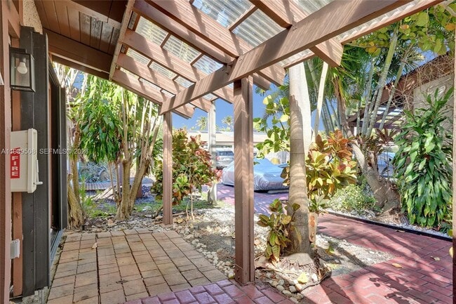 Building Photo - 2619 Parkview Dr S