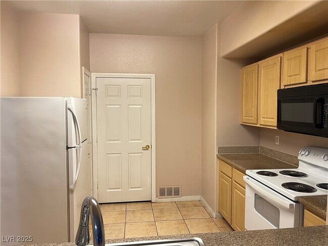 Building Photo - 8000 W Badura Ave
