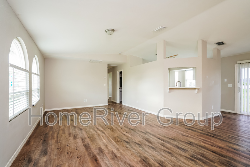 Building Photo - 902 SW 11th Ct