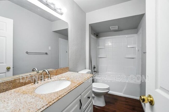 Building Photo - 822 Searles Rd