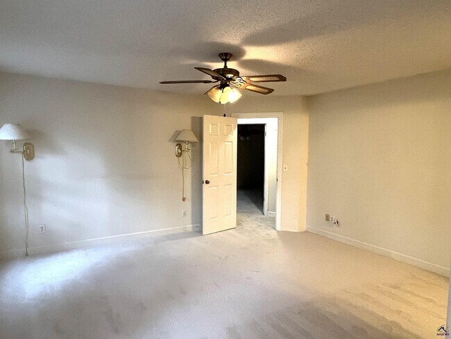 Building Photo - 115 Wedgewood Ct