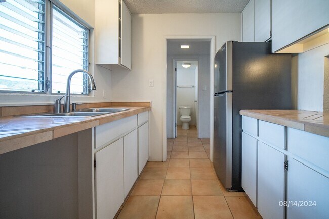 Building Photo - $2300  1 bd 2 ba 1 pkg -1447 Kewalo #705
