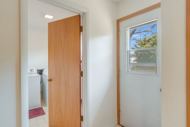 Building Photo - 2 bedroom 1 bathroom duplex-Available JUNE 2026