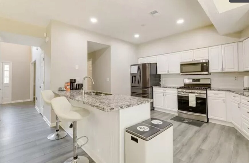 Building Photo - Room in Single Family Home on Woodstone Dr