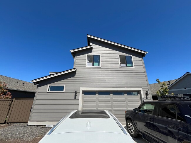 Building Photo - High End 3 Bed/2.5 Bath Single Family Home...