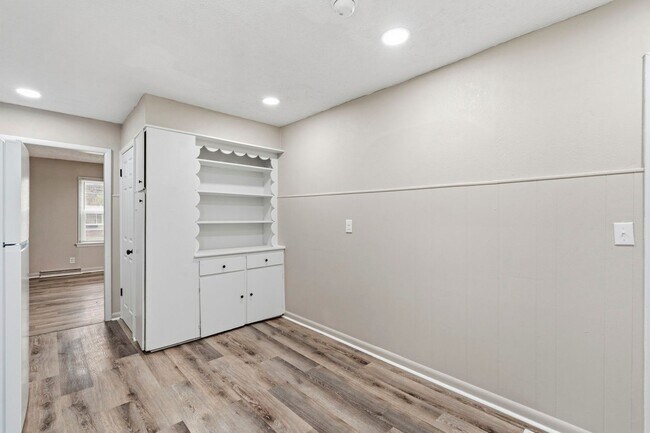 Building Photo - Move-In Ready 3 Bed with Modern Updates & Detached Garage