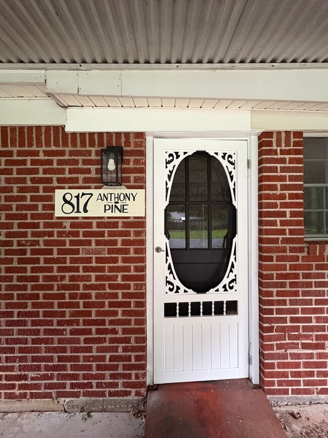 Building Photo - Beautiful 4 bedroom/1 bath with Central Air & Heat on Corner Lot