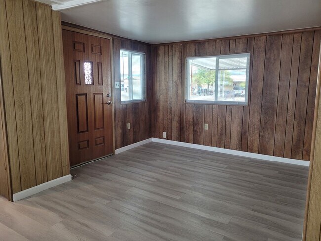 Building Photo - 620 Silver Ln