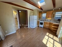 Building Photo - Newly Updated Studio Duplex with Vaulted C...