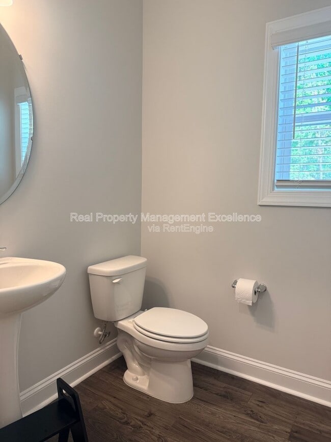 Building Photo - 540 Barrington Row Ave