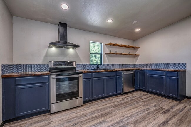 Building Photo - 4 Bedroom 2 Bath