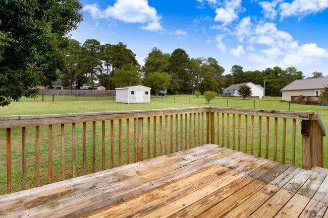 Building Photo - WONDERFUL 3 BR, 2 BA w/ attached garage *D...