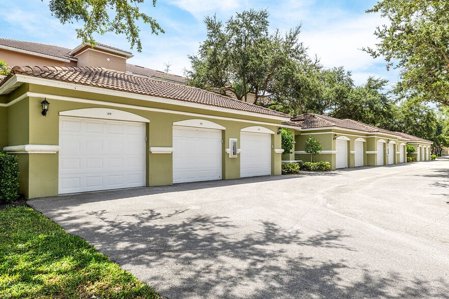 private garage - 5060 Fairways Cir