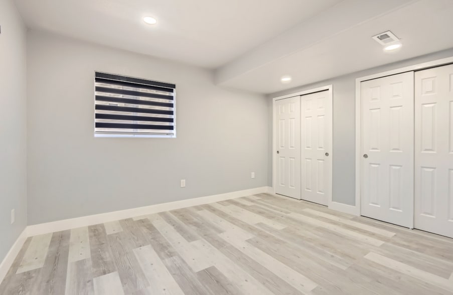 Building Photo - 15721 E Lake Cir