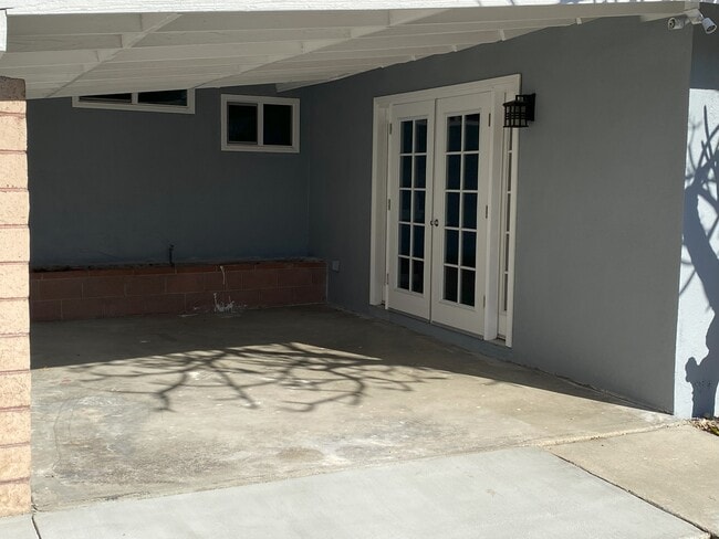 Building Photo - 9211 Vernon Ave