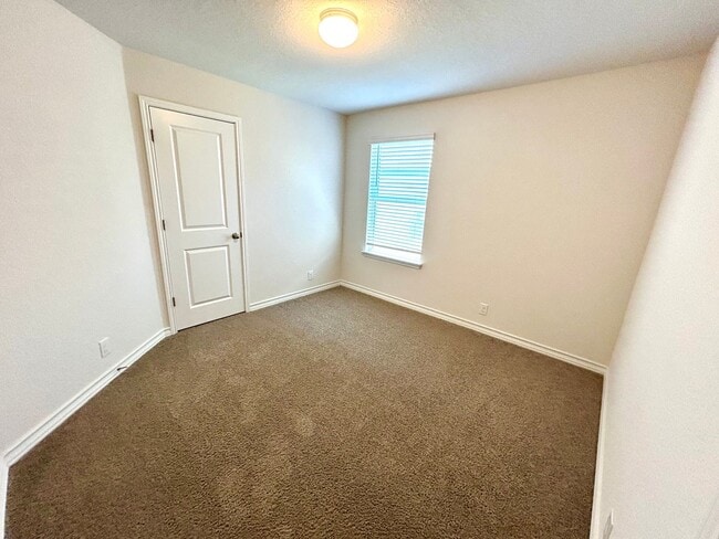 Building Photo - **APPLICATION RECEIVED** *MOVE IN SPECIAL* Stunning 4/2 Home With Access To Pool, Trails & 24-Hou...