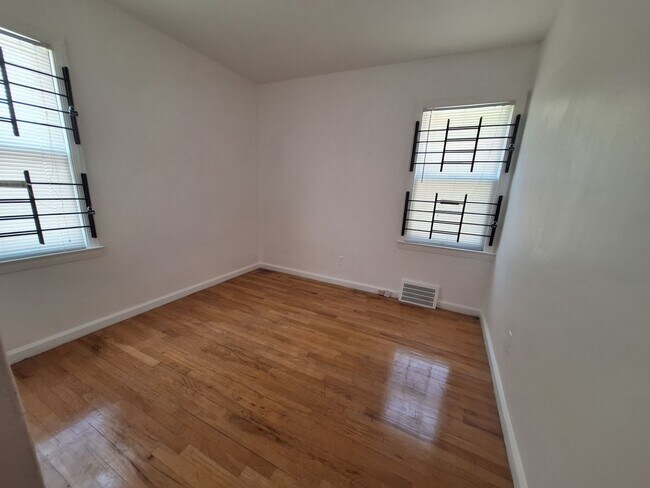 Building Photo - Charming 2 bedroom home in Harper Woods