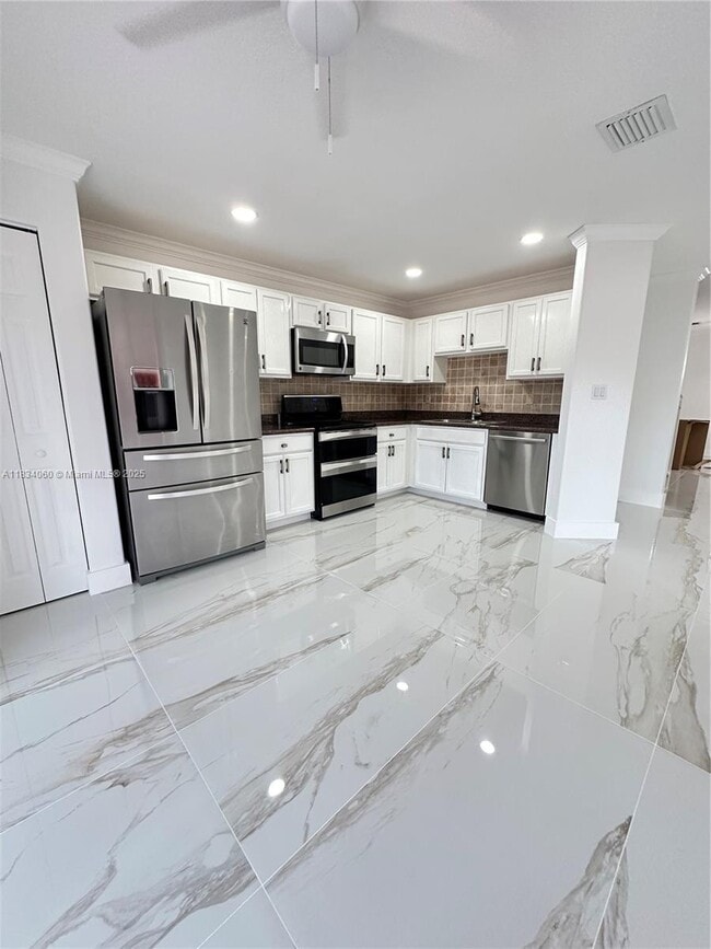 Building Photo - 7001 SW 164th Ct