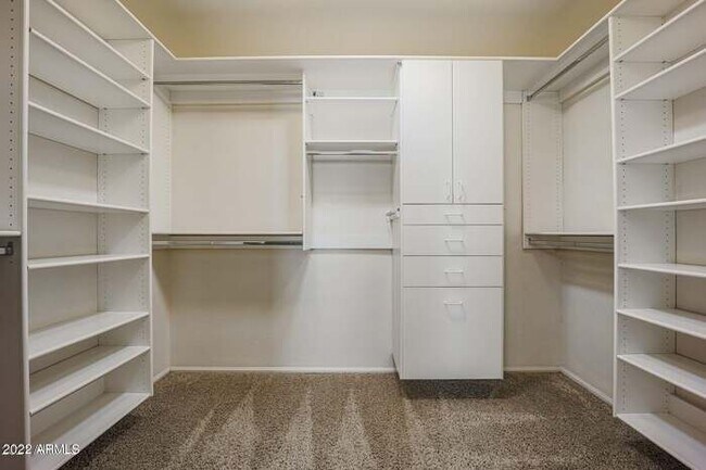 Building Photo - BEAUTIFUL SURPRISE HOME