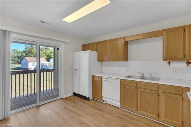 Building Photo - AVAILABLE NOW!