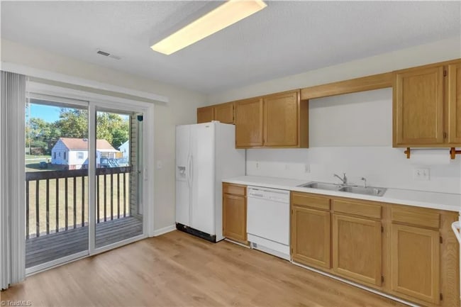 Building Photo - AVAILABLE NOW – Stylish 2-Bedroom Condo in Archdale, NC