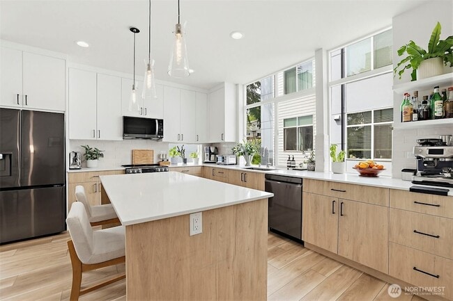Building Photo - 902 N 86th St
