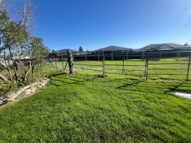 Building Photo - 5210 W Henry St