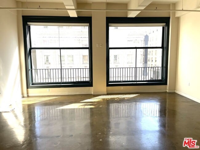 Building Photo - 315 W 5th St