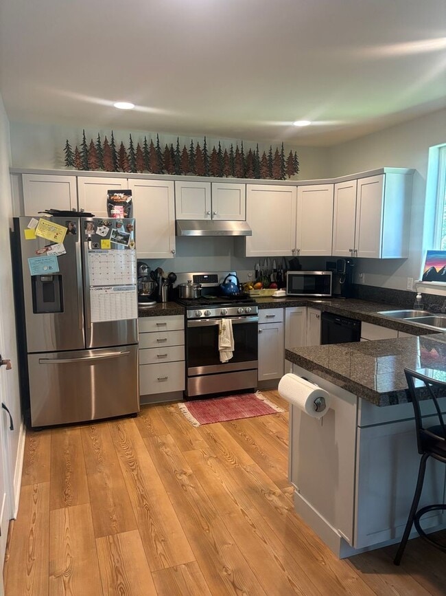 Building Photo - 3 Bedroom House with Large Bonus Room and ...
