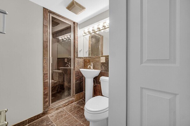 Building Photo - 1424 W Grand Ave