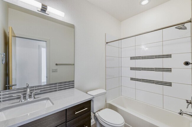 Building Photo - Bright Contemporary 3 Bedroom 2 Bath - August 1st!