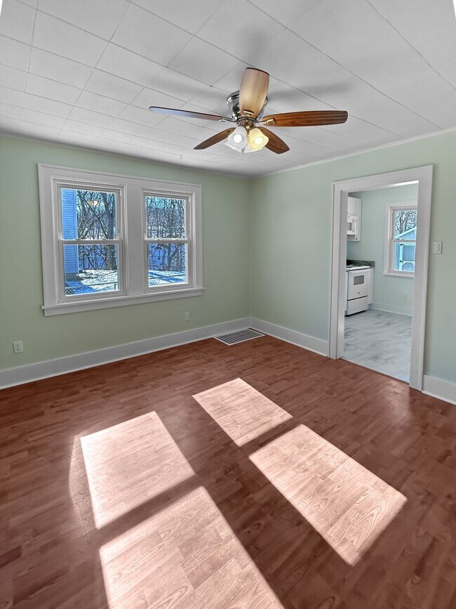 Building Photo - Welcome to this charming 2-bedroom, 1-bathroom home located in the heart of Crescent Township, PA