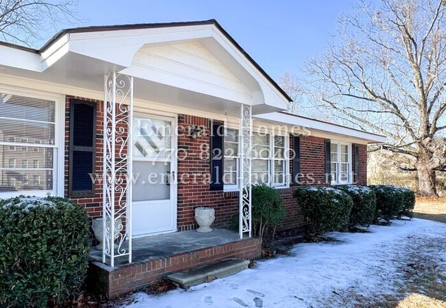 Building Photo - Beautiful cozy 4-side brick ranch home wit...