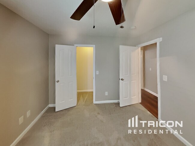 Building Photo - 323 Sarna Dr