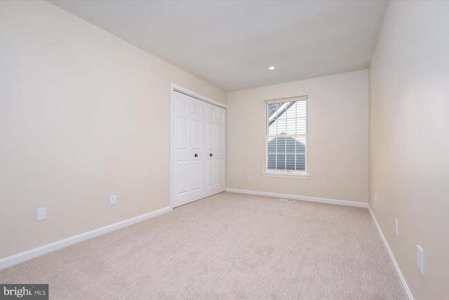 Building Photo - 2942 S Haven Dr