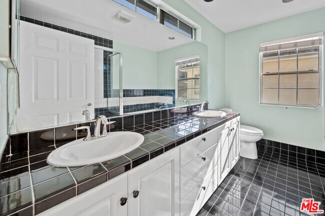 Building Photo - 1453 S Durango Ave