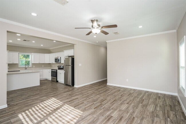 Building Photo - 9330 Crestview Dr
