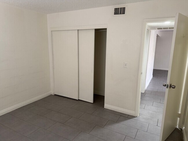 Building Photo - 595 S Royal Crest Cir