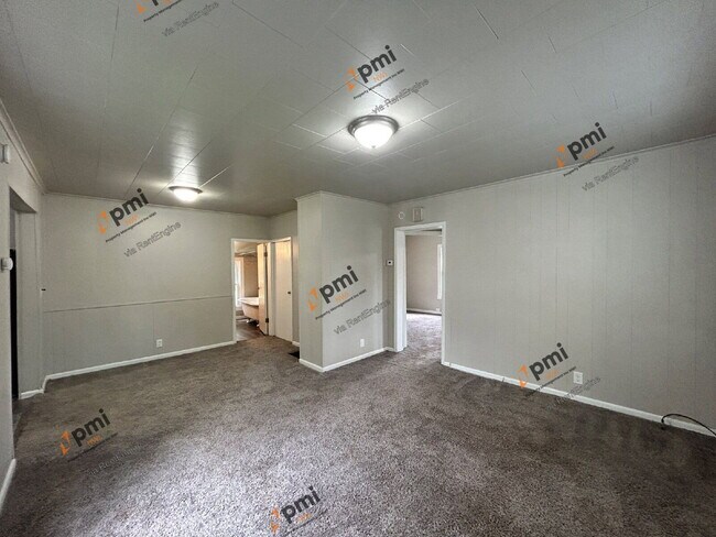 Building Photo - 810 Plain St