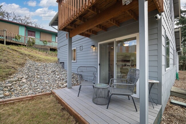 Building Photo - Stylish, Spacious & Steps from WWU and Fai...