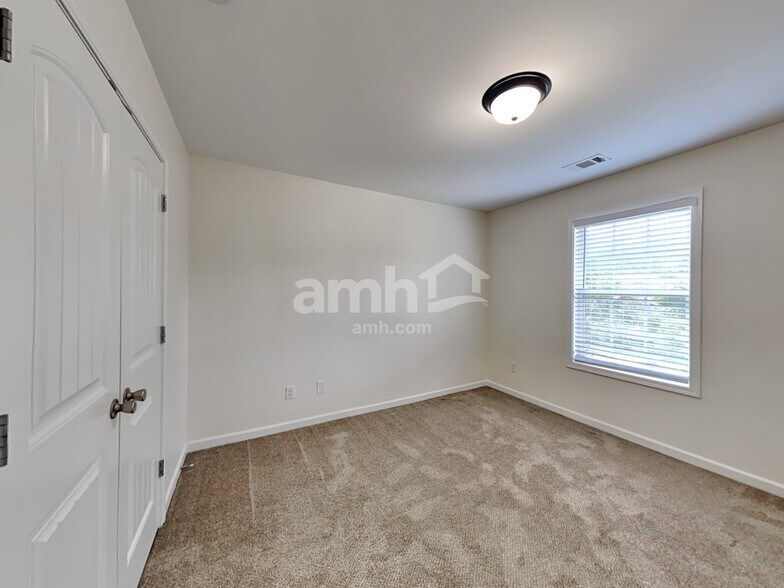 Building Photo - 6260 Cove Creek Dr