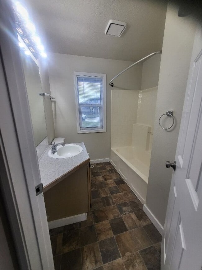 Building Photo - Cute Meridian Home!